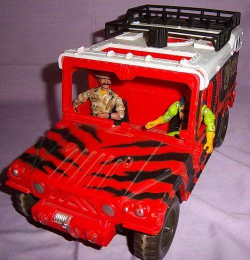A DINO VALLEY CAR WITH X2 FIGURES