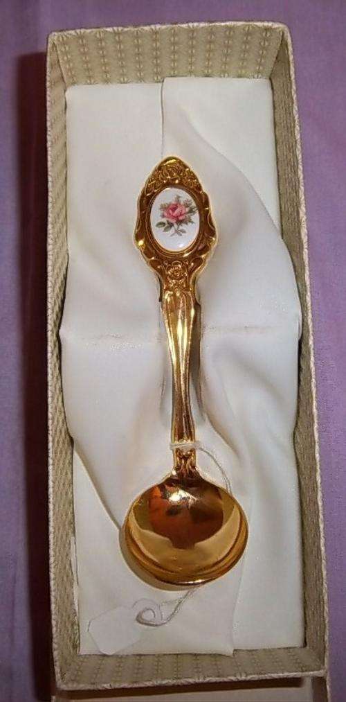 A LOVELY BOXED 24CARAT GOLD PLATED EETRITE SUGAR SPOON