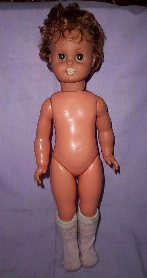 A VERY NICE VINTAGE DOLL, EYES OPENS AND CLOSES