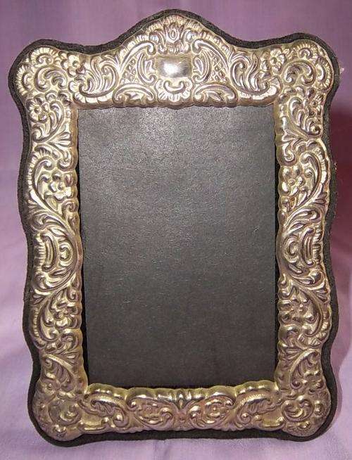 A VERY NICE AND ORNATE SILVER PLATED PICTURE FRAME
