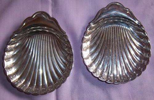 PAIR OF TEA BAG DISHES IN THE SHAPE OF SHELLS