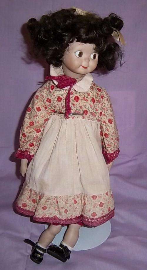 A VERY CUTE GOOGLY EYES PORCELAIN DOLL, NOTE HER SHOES