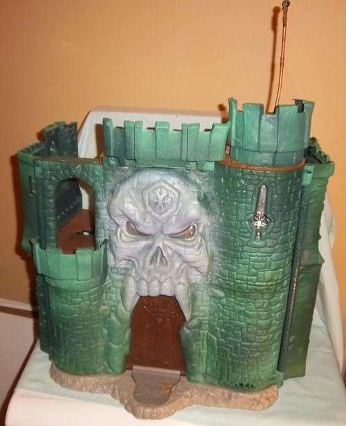 A MODERN MASTERS OF THE UNIVERSE, CASTLE GREY SKULL, MAKES SOUNDS AND EYES LIGHT UP