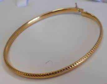 **9ct Gold Oval Bangle**