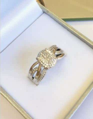 GENUINE DIAMOND AND WHITE GOLD RING - 0.45TCW