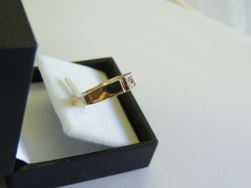 GENUINE DIAMOND SOLITAIRE | SOLID GOLD RING | BEAUTIFUL