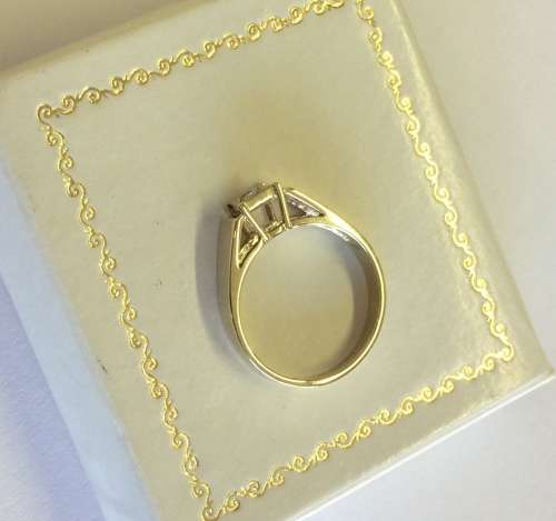 GENUINE DIAMOND SOLITAIRE | SOLID GOLD RING | BEAUTIFUL