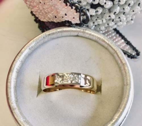 GENUINE DIAMOND TRILOGY RING 0.15TCW 9CT YELLOW GOLD