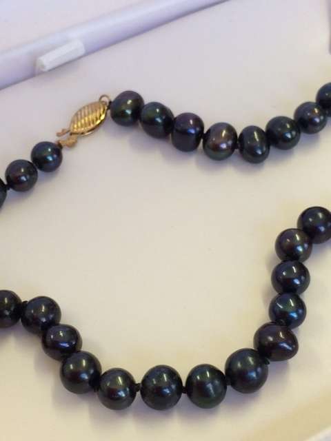 GENUINE CULTURED PEARLS | BLACK OR WHITE | CLASSIC AND ELEGANT