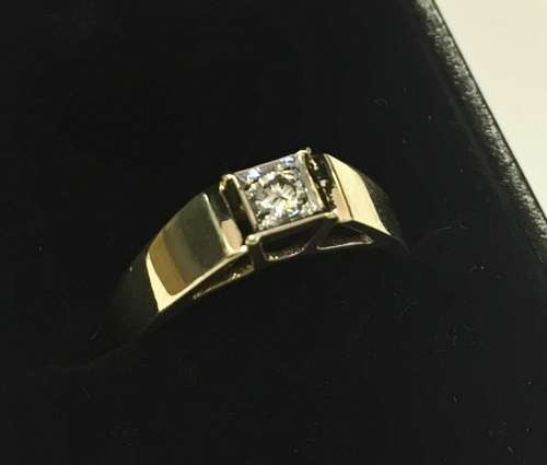GENUINE DIAMOND SOLITAIRE | SOLID GOLD RING | BEAUTIFUL