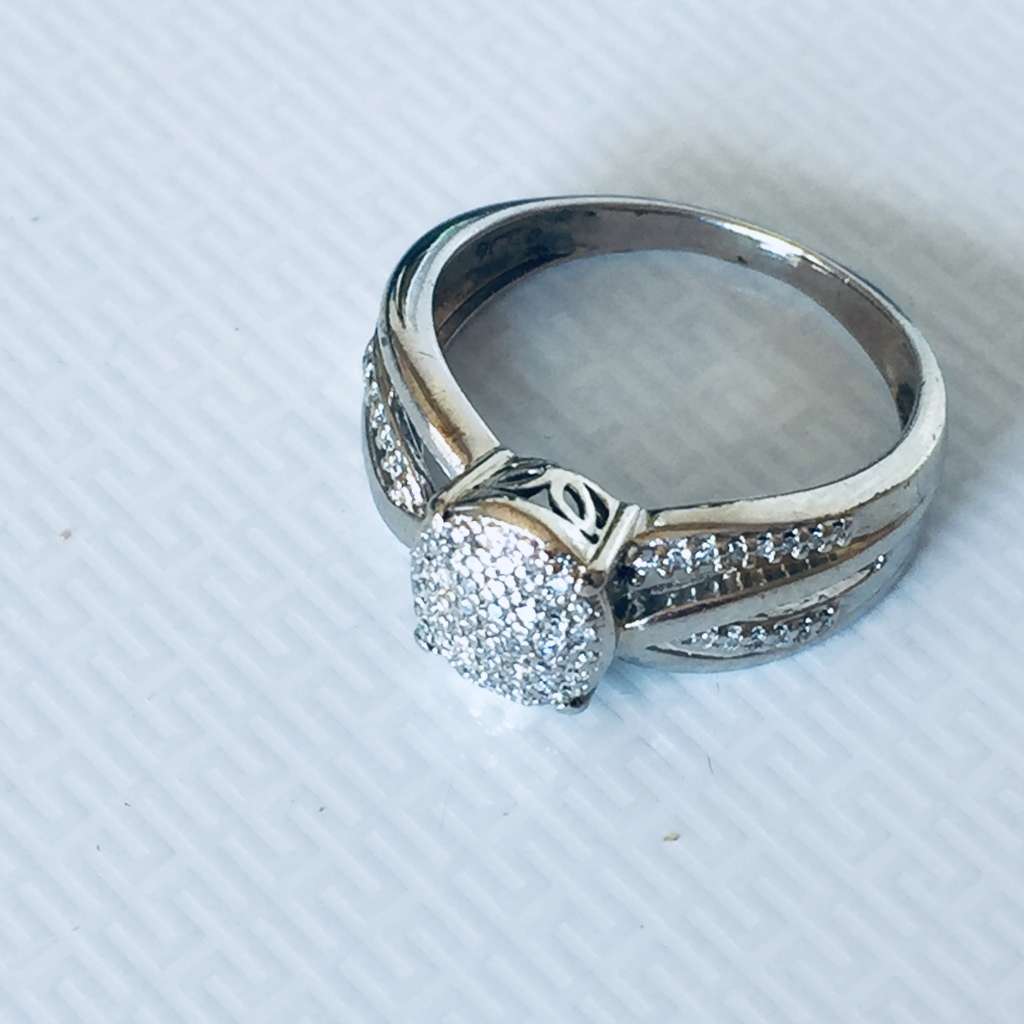 GENUINE DIAMOND AND WHITE GOLD RING - 0.45TCW