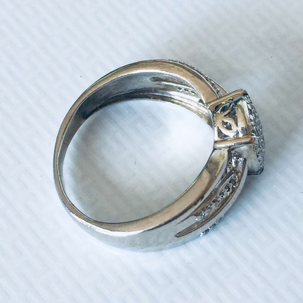 GENUINE DIAMOND AND WHITE GOLD RING - 0.45TCW