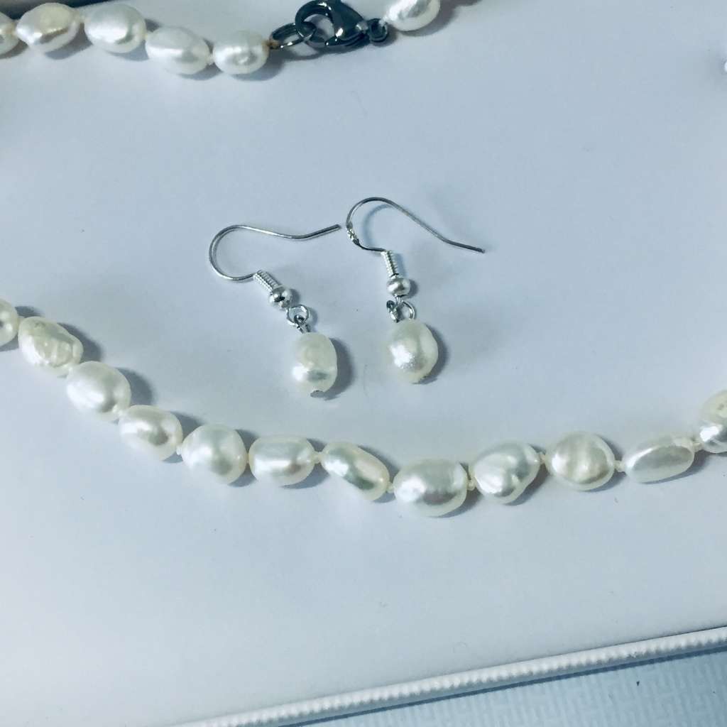 CLEARANCE SALE! GENUINE WHITE BAROQUE PEARL NECKLACE - FREE EARRINGS!
