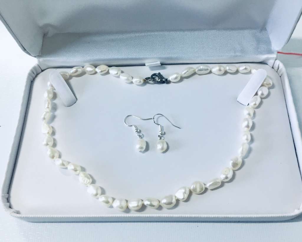 CLEARANCE SALE! GENUINE WHITE BAROQUE PEARL NECKLACE - FREE EARRINGS!