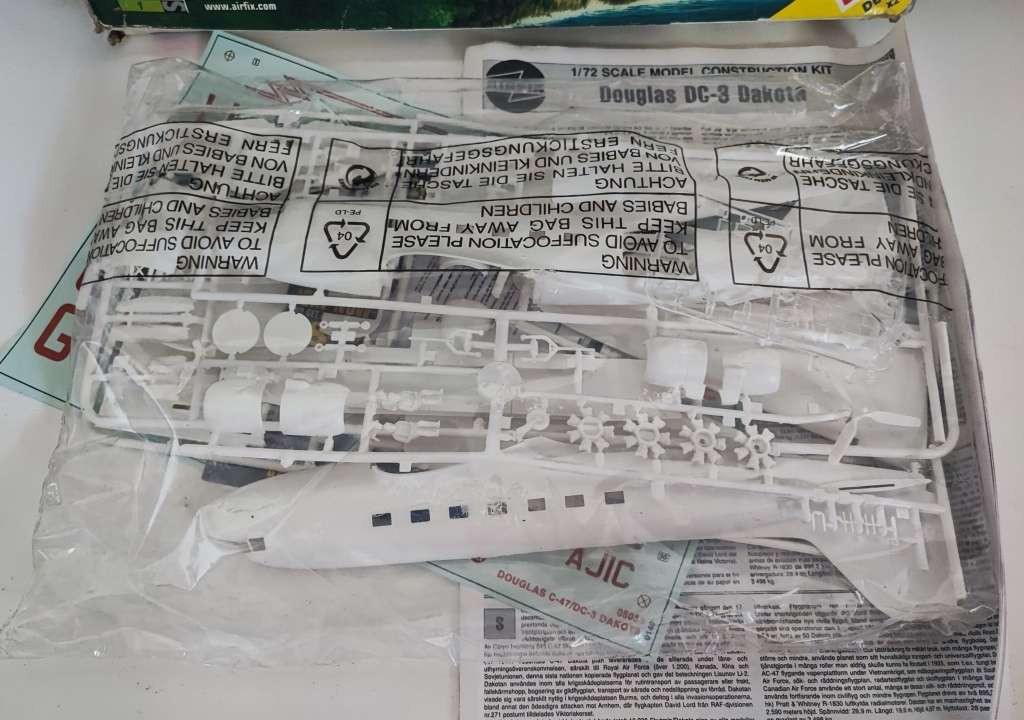 Vintage Airfix Douglas DC3 Dakoto Model Aircraft Kit Scale 1:72