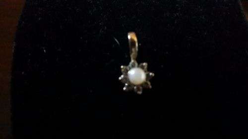 Beautiful 9ct gold pendant.