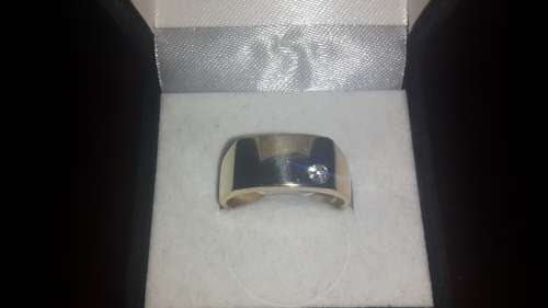 Beautiful solid 9ct yellow gold mens ring with a sparkling diamond.