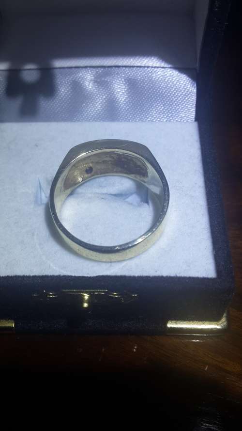 Beautiful solid 9ct yellow gold mens ring with a sparkling diamond.