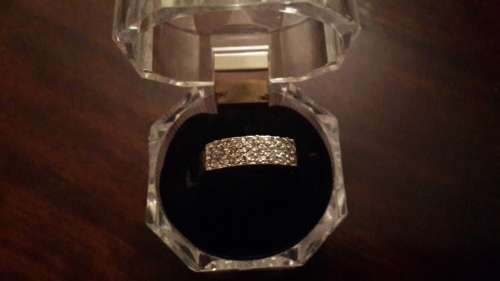 Beautiful solid 9ct yellow gold women's ring.