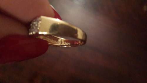 Beautiful solid 9ct yellow gold women's ring.