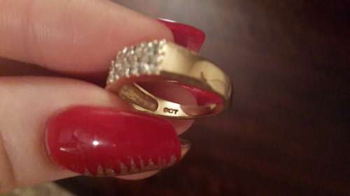 Beautiful solid 9ct yellow gold women's ring.