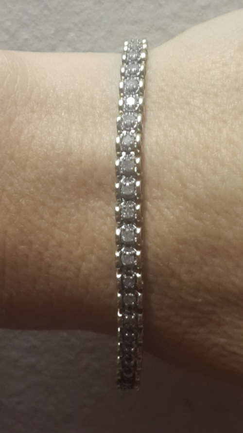 Beautiful refurbished solid 9ct yellow gold and diamond ladies tennis bracelet.