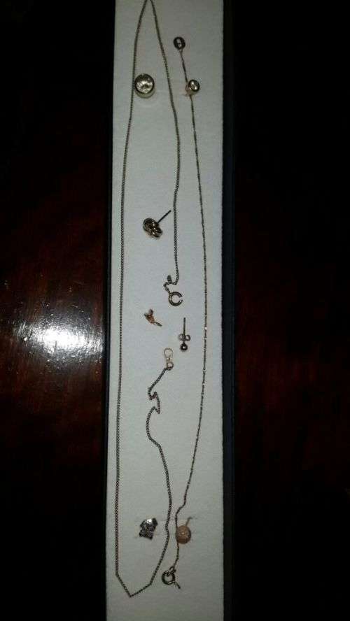 4.4G 9CT GOLD BITS AND PIECES.