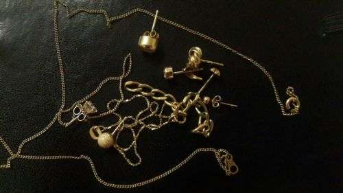 4.4G 9CT GOLD BITS AND PIECES.