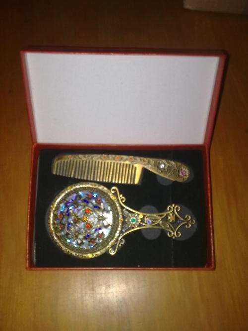 EXQUISITE MIRROR AND COMB IN GIFT BOX
