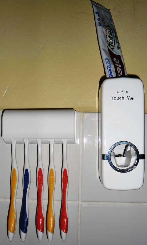 DISPENSER FOR TOOTHPASTE INCL. BRUSH HOLDER