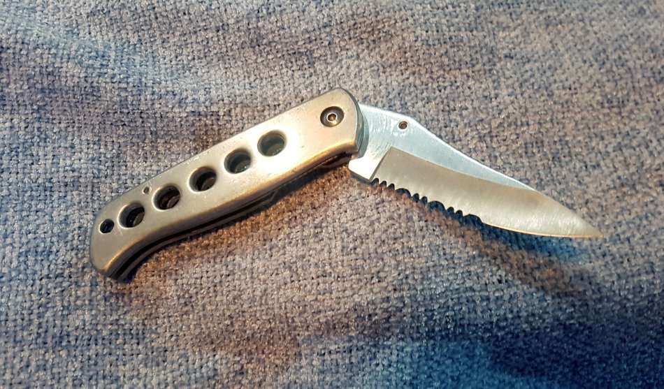 Vintage Lightweight Folding Knife (partially serated) *very nice*