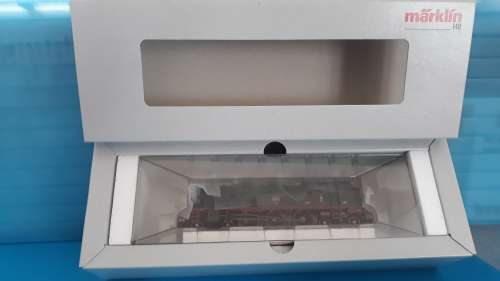 Marklin 37077 Steam Tank Locomotive with matching Marklin 42041, set of 3 pairs of passenger cars