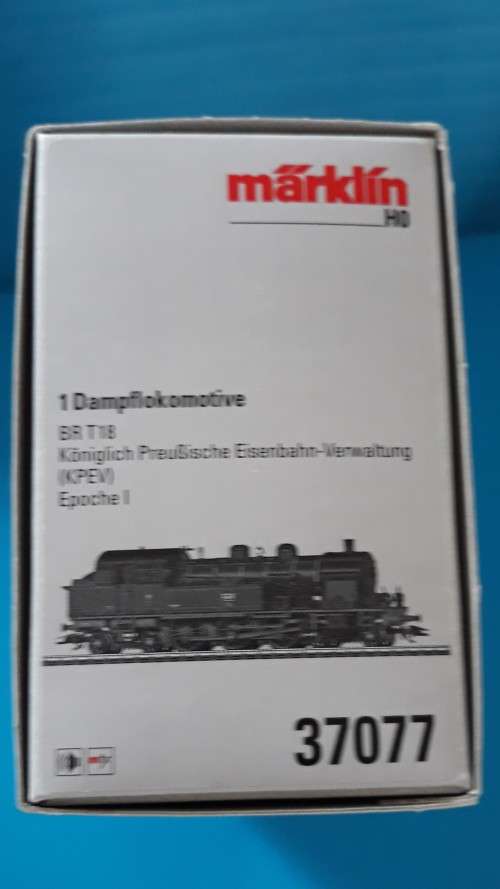 Marklin 37077 Steam Tank Locomotive with matching Marklin 42041, set of 3 pairs of passenger cars