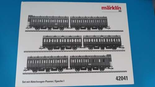 Marklin 37077 Steam Tank Locomotive with matching Marklin 42041, set of 3 pairs of passenger cars