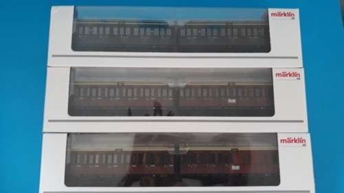 Marklin 37077 Steam Tank Locomotive with matching Marklin 42041, set of 3 pairs of passenger cars