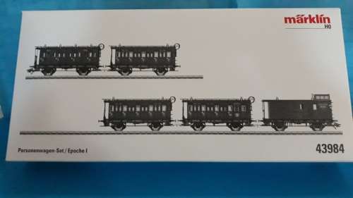 Marklin HO Gauge 37981, Steam Locomotive with Tender, WITH Marklin HO 43984, Passenger Car set