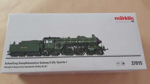 Marklin 37015: HO Gauge Steam Express Locomotive with a tender