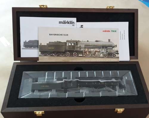 Marklin 37015: HO Gauge Steam Express Locomotive with a tender