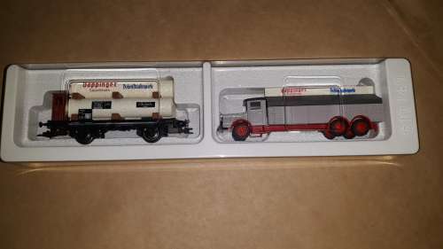 Marklin 48004 HO Gauge Gas Tank Car with 3 gas containers and brakeman`s cabin, with MAN SIH6 truck