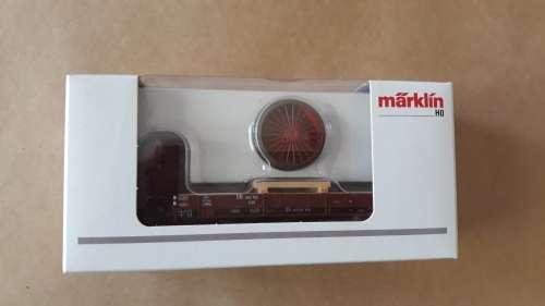 Marklin 46077 HO Gauge Low Side Car with brakeman`s cabin, loaded with wheel set for Class 05 loco