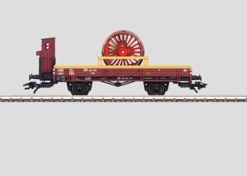 Marklin 46077 HO Gauge Low Side Car with brakeman`s cabin, loaded with wheel set for Class 05 loco
