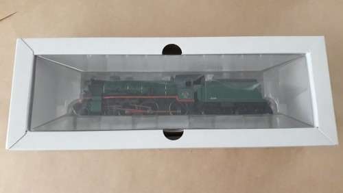 Marklin 37033: HO Gauge Steam Express Locomotive with a tender, with matching passenger set 42045