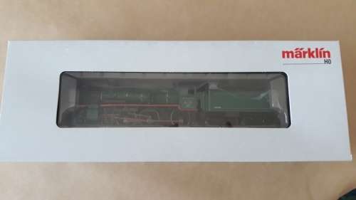 Marklin 37033: HO Gauge Steam Express Locomotive with a tender, with matching passenger set 42045