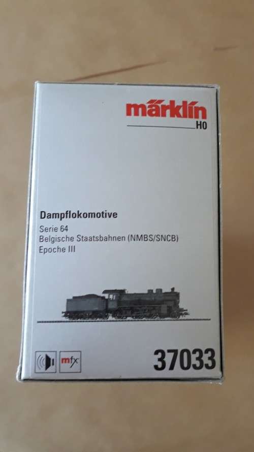 Marklin 37033: HO Gauge Steam Express Locomotive with a tender, with matching passenger set 42045