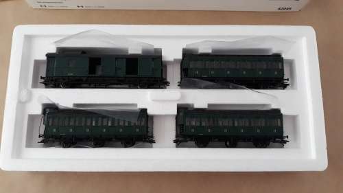 Marklin 37033: HO Gauge Steam Express Locomotive with a tender, with matching passenger set 42045