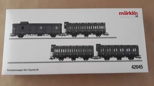 Marklin 37033: HO Gauge Steam Express Locomotive with a tender, with matching passenger set 42045