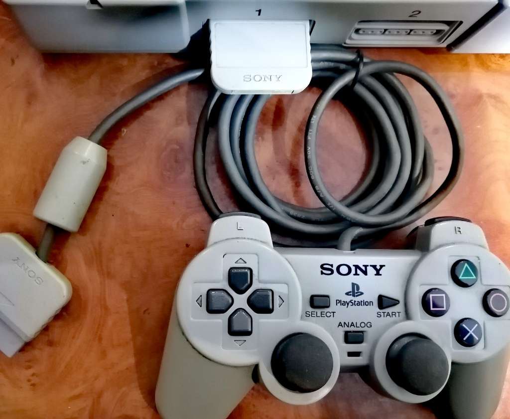 PLAYSTATION 1 CONSOLE (Original phat Excellent CONDITION)