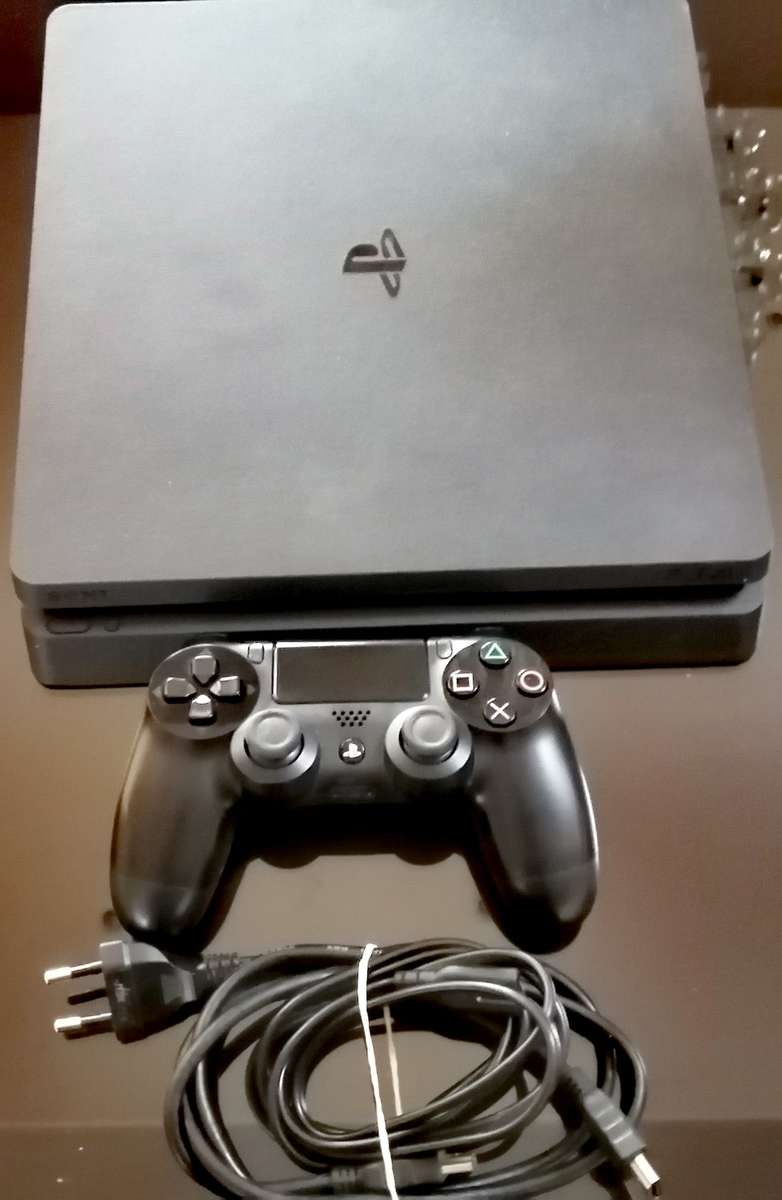PLAYSTATION 4 CONSOLE 500Gig(GREAT CONDITION)