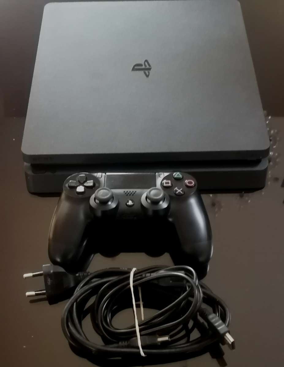 PLAYSTATION 4 CONSOLE 500Gig(GREAT CONDITION)