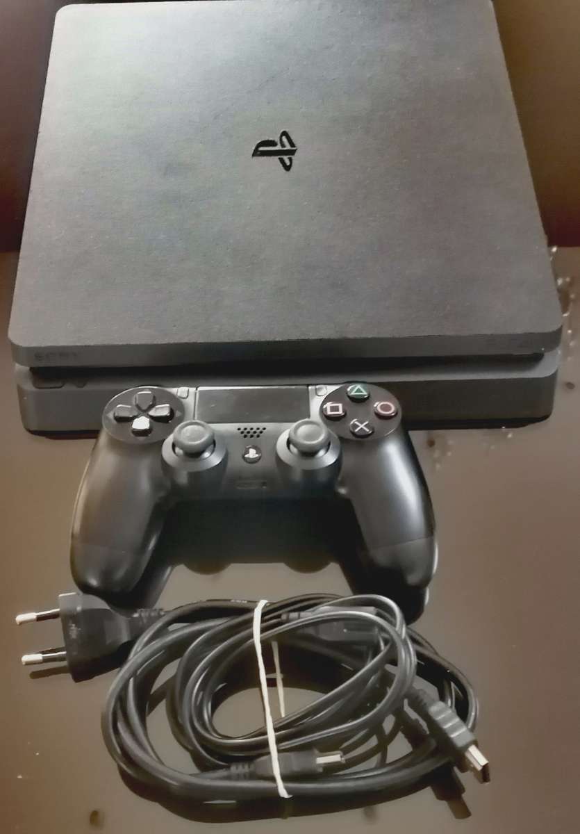 PLAYSTATION 4 CONSOLE 500Gig(GREAT CONDITION)